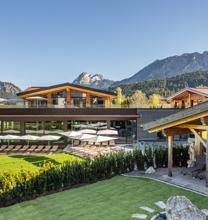 Hotel Tyrol am Haldensee mit Bergen im Hintergrund