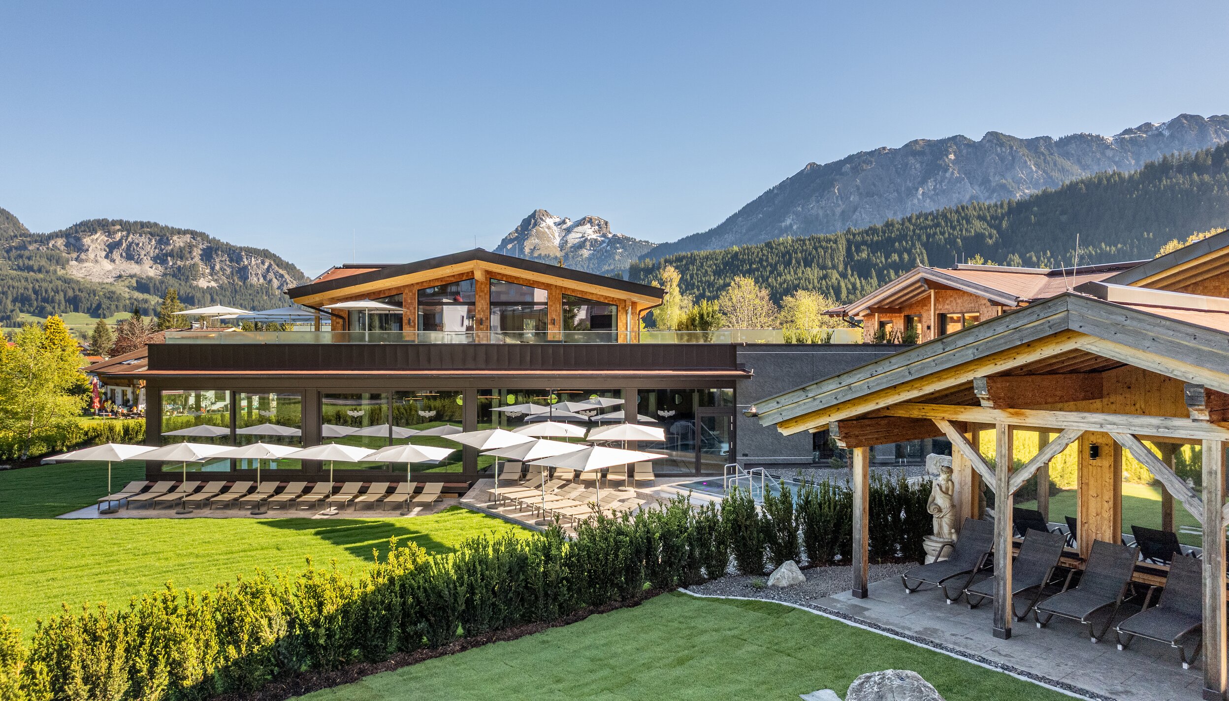 Hotel Tyrol am Haldensee mit Bergen im Hintergrund