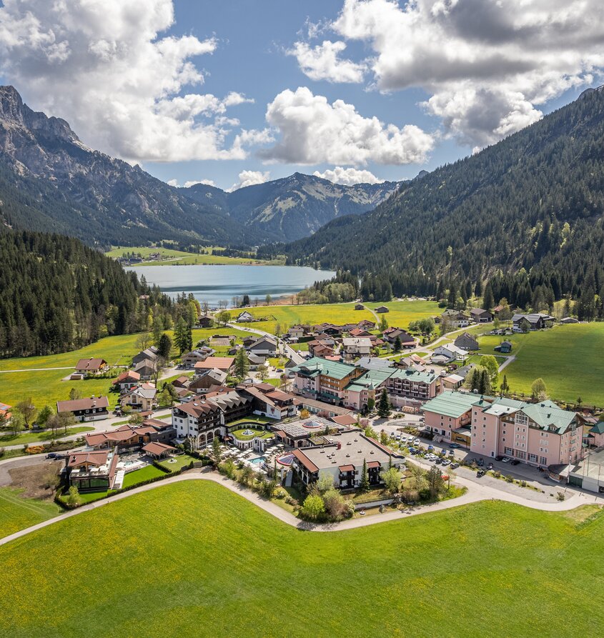Hotel Tyrol am Haldensee, Luftaufnahme mit Bergen und See
