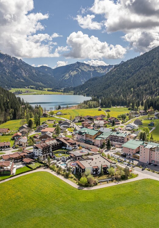 Hotel Tyrol am Haldensee, Luftaufnahme mit Bergen und See