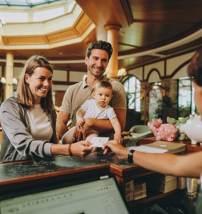 Familie checkt im Hotel Tyrol am Haldensee ein