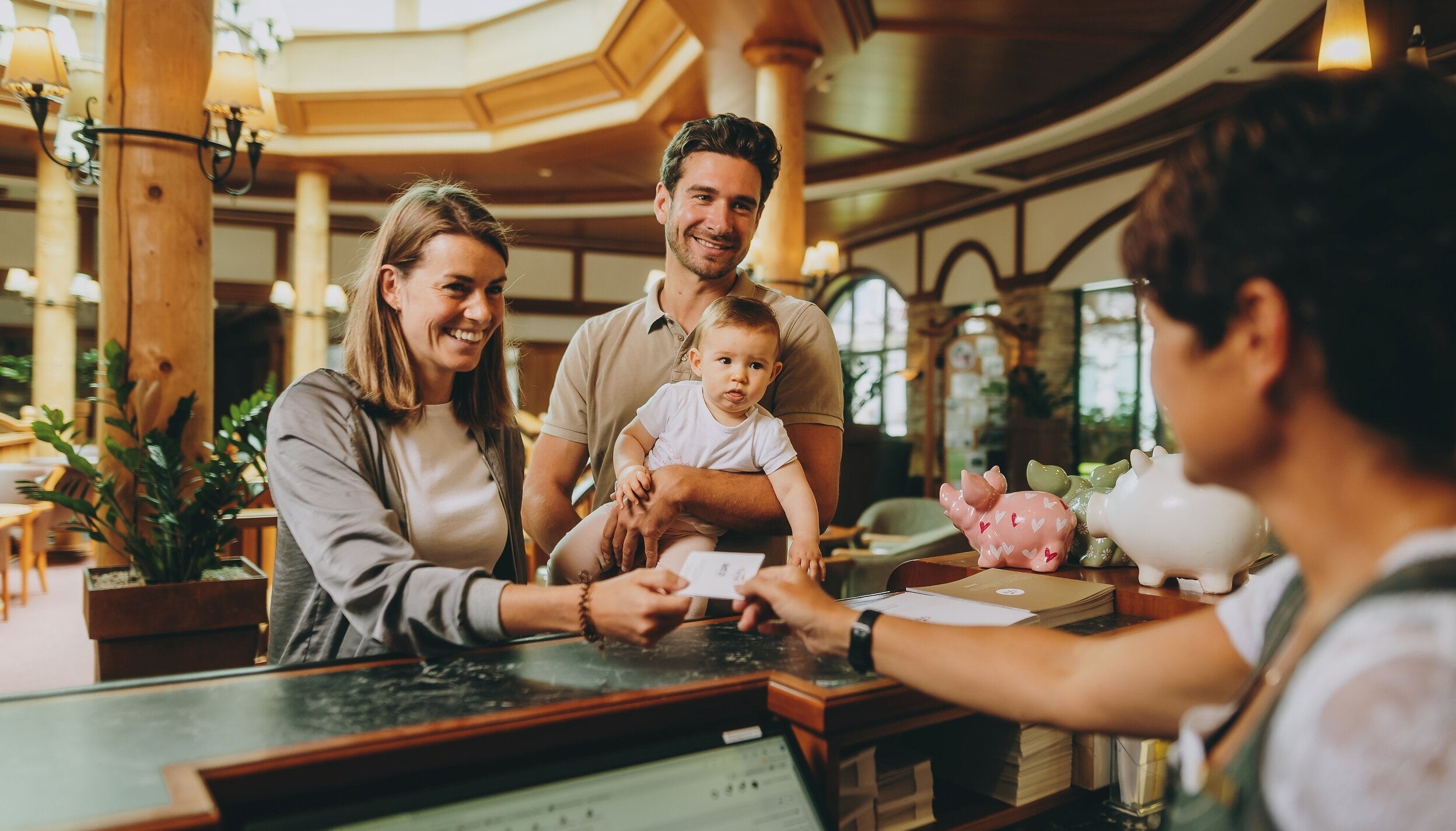Familie checkt im Hotel Tyrol am Haldensee ein