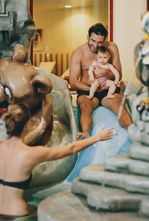 Familie im Schwimmbad des Hotel Tyrol am Haldensee