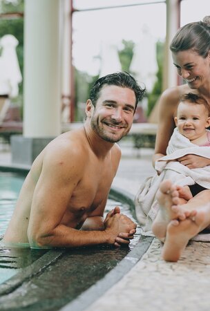 Familie im Schwimmbad des Hotel Tyrol am Haldensee