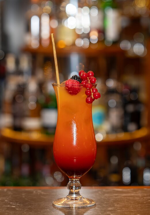 Cocktail mit Beeren vor Bar im Hotel Tyrol am Haldensee