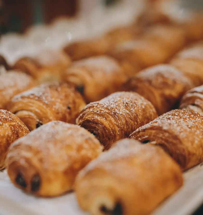 Frische Croissants und Schokobrötchen mit Puderzucker