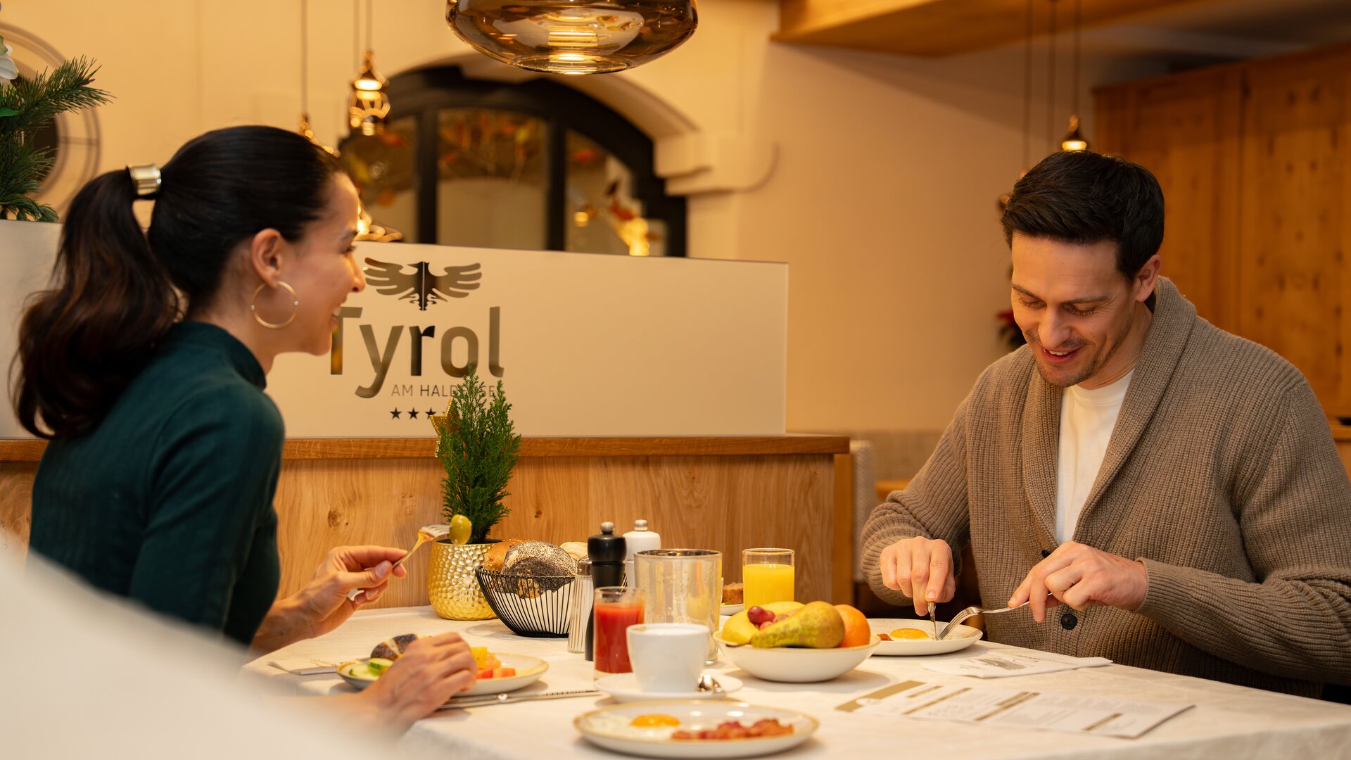 Paar isst Frühstück im Hotel Tyrol am Haldensee