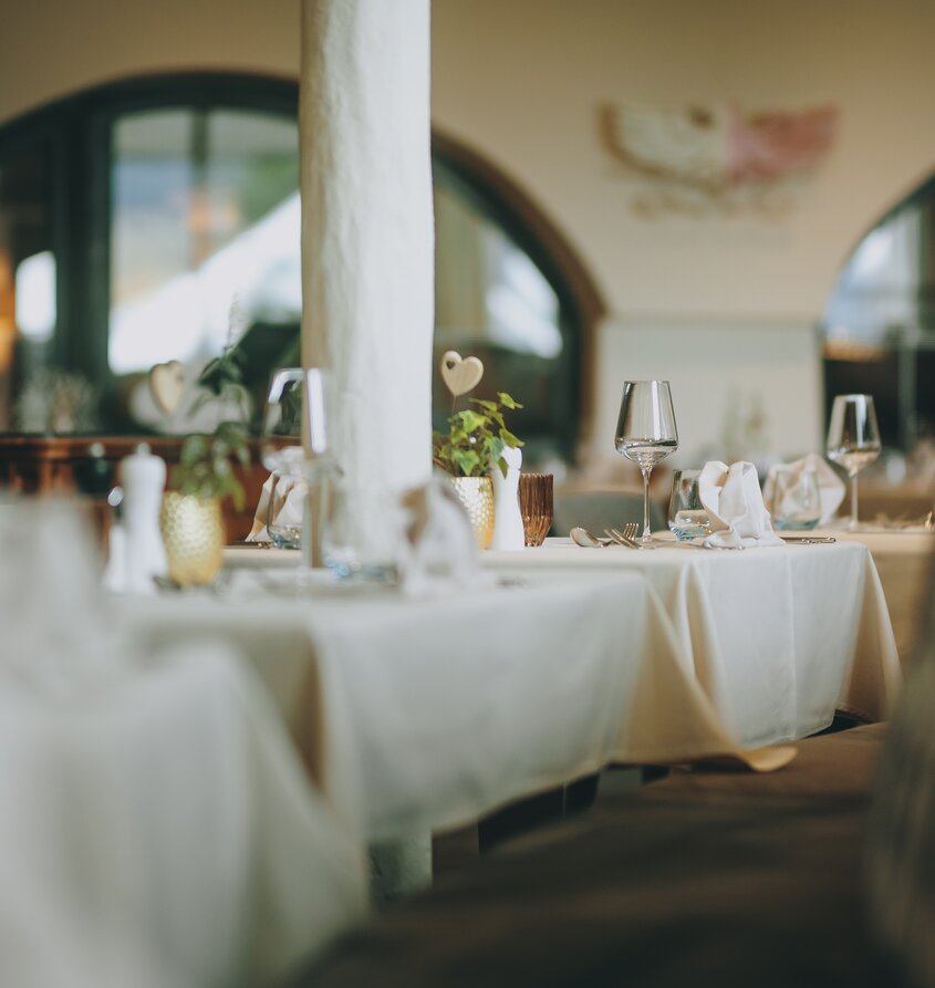 Gedeckte Tische im Restaurant Hotel Tyrol am Haldensee