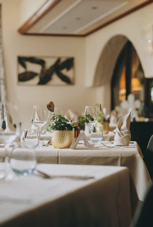 Gedeckter Tisch im Restaurant Hotel Tyrol am Haldensee