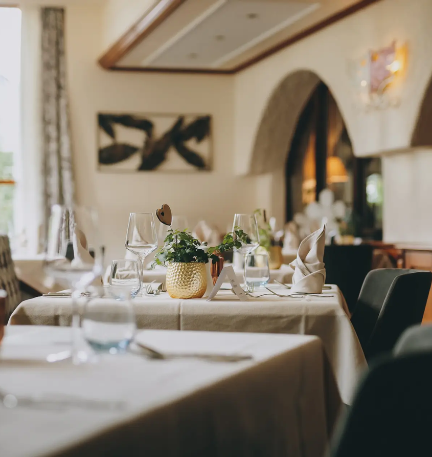 Gedeckter Tisch im Restaurant Hotel Tyrol am Haldensee