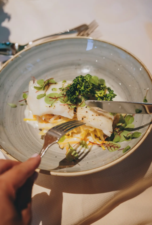 Fischgericht im Hotel Tyrol am Haldensee wird gegessen