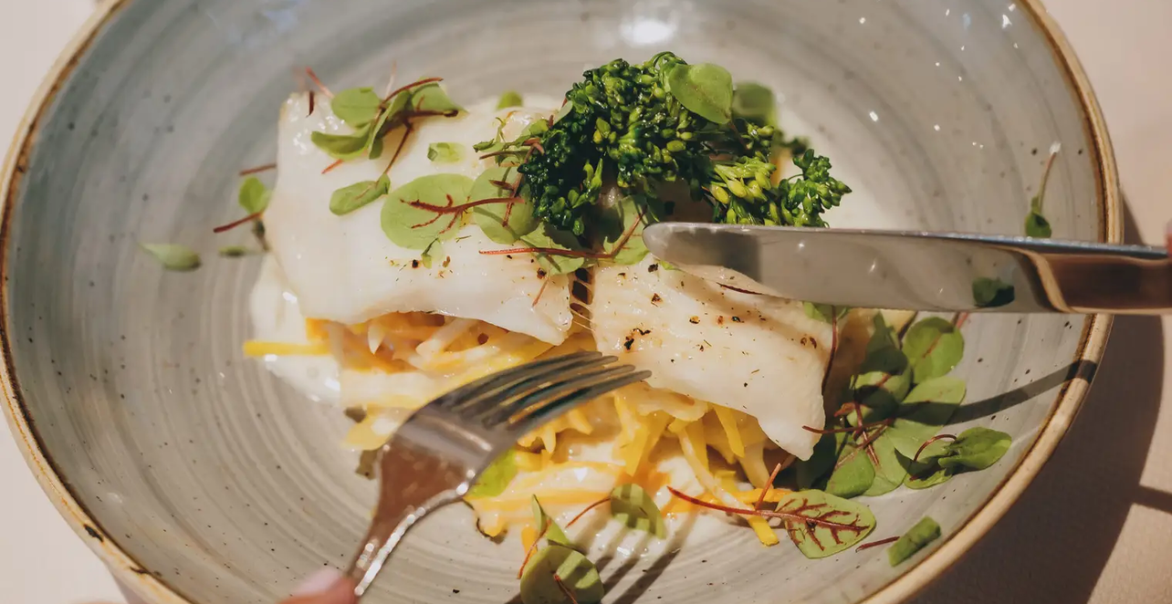 Fischgericht im Hotel Tyrol am Haldensee wird gegessen