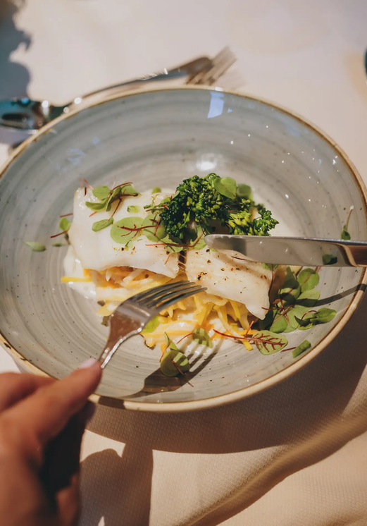 Fischgericht im Hotel Tyrol am Haldensee wird gegessen