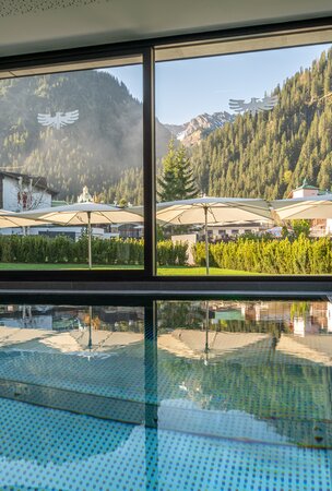Innenpool im Hotel Tyrol mit Blick auf Berge