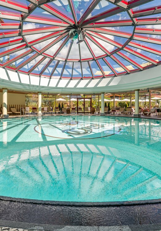 Hotel Tyrol: Schwimmbad mit Glaskuppel und Liegen