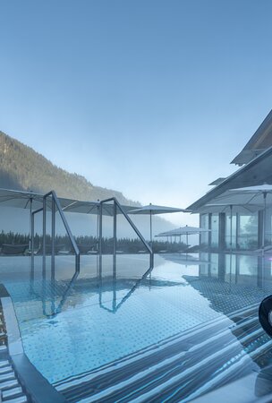 Hotel Tyrol: Außenwhirlpool mit Bergblick am Haldensee