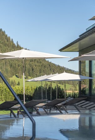 Hotel Tyrol: Whirlpool mit Liegen und Bergblick