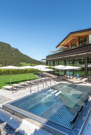 Hotel Tyrol: Whirlpool im Außenbereich mit Liegen und Bergpanorama