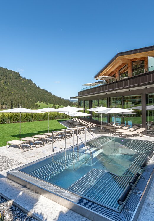 Hotel Tyrol: Whirlpool im Außenbereich mit Liegen und Bergpanorama