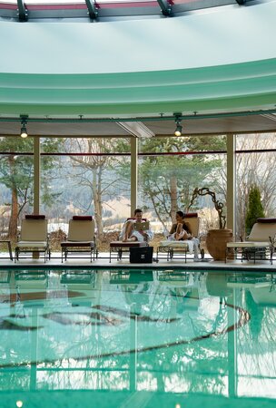 Hotel Tyrol am Haldensee: Wellnessbereich mit Pool und Liegen