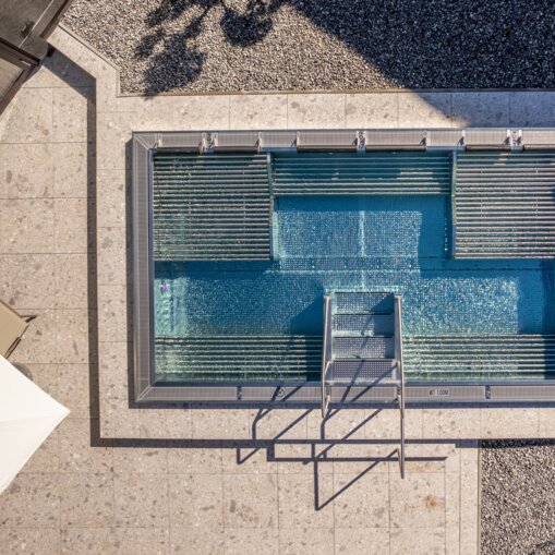 Draufsicht: Pool im Hotel Tyrol am Haldensee