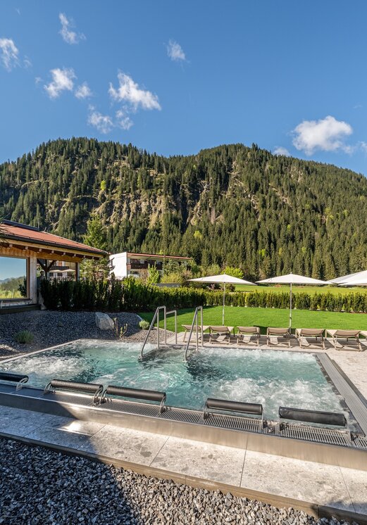 Hotel Tyrol: Whirlpool vor Bergkulisse