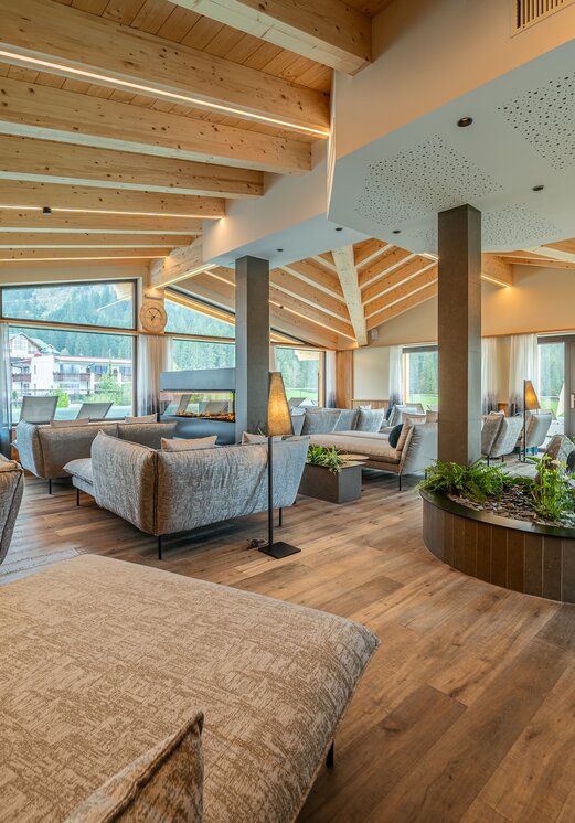Hotel Tyrol: Ruheraum mit Liegen, Sofas und Holzbalken