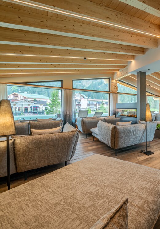 Hotel Tyrol: Ruheraum mit Liegen, Sofas und Holzbalken