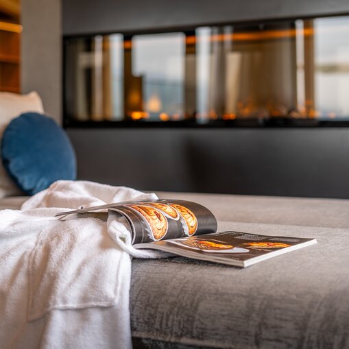 Ruheraum im Hotel Tyrol mit Kamin, Bademantel und Zeitschrift
