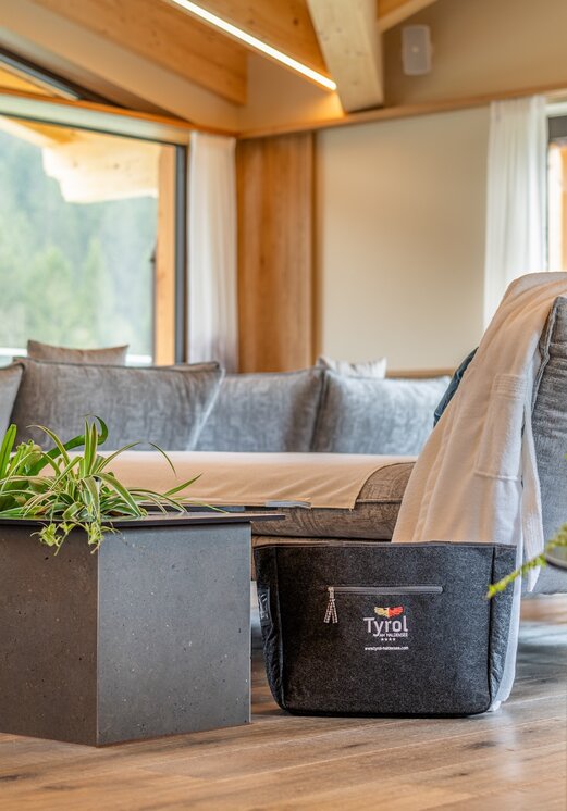 Hotel Tyrol Ruheraum mit Sofa, Tisch und Pflanzen