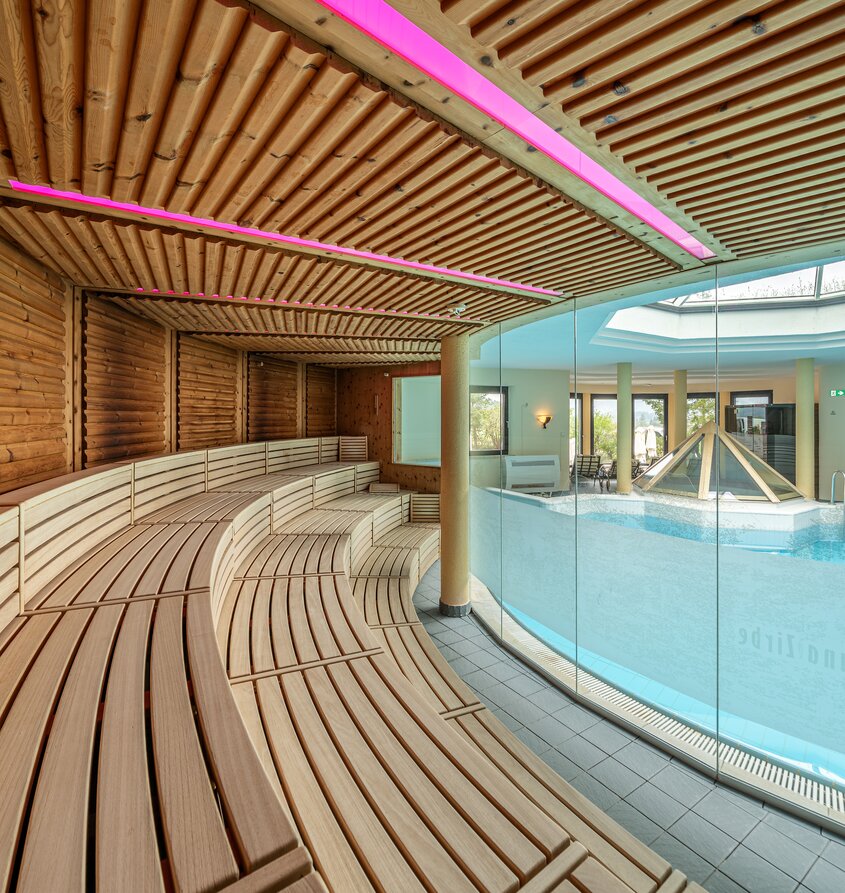 Hotel Tyrol: Biosauna mit Zirbenholz und Pool