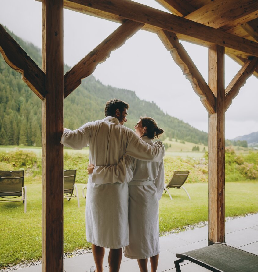Paar in Bademänteln, Hotel Tyrol am Haldensee, Wellness