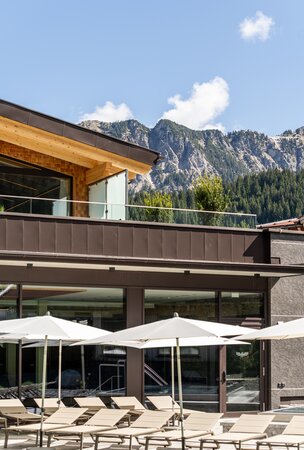 Hotel Tyrol am Haldensee mit Bergpanorama