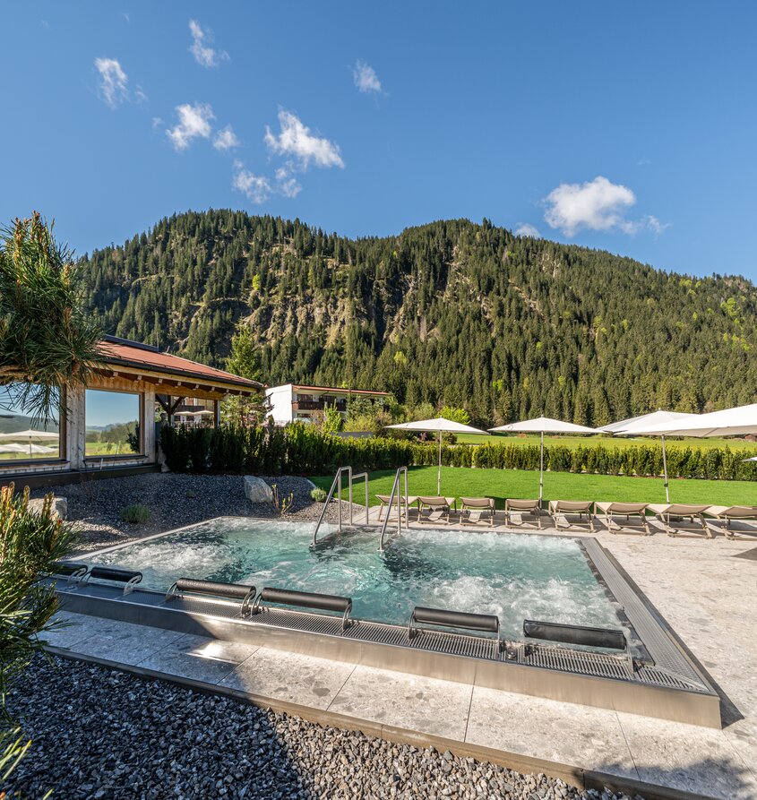 Whirlpool im Hotel Tyrol am Haldensee vor Bergkulisse