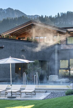 Hotel Tyrol: Whirlpool mit Liegen und Bergblick