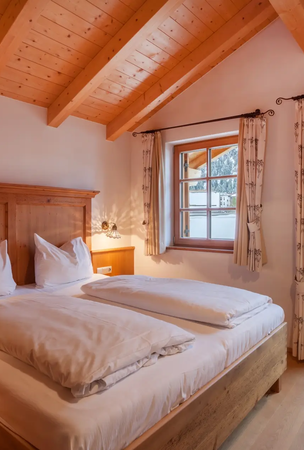 Schlafzimmer im Hotel Tyrol am Haldensee mit Doppelbett