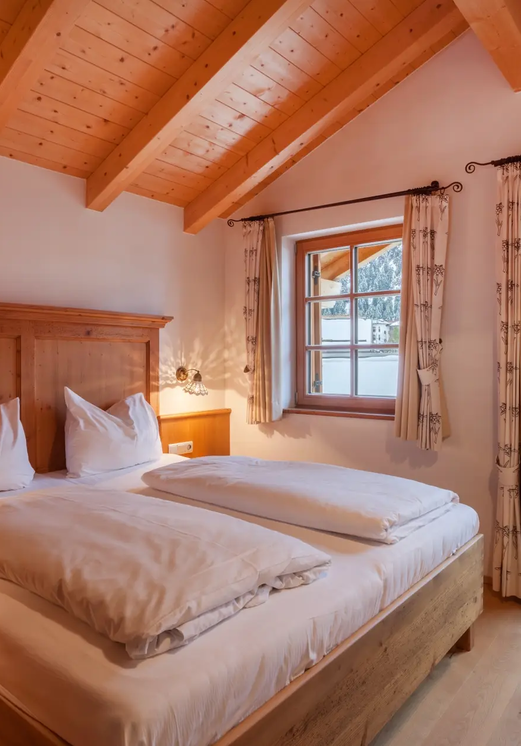 Schlafzimmer im Hotel Tyrol am Haldensee mit Doppelbett