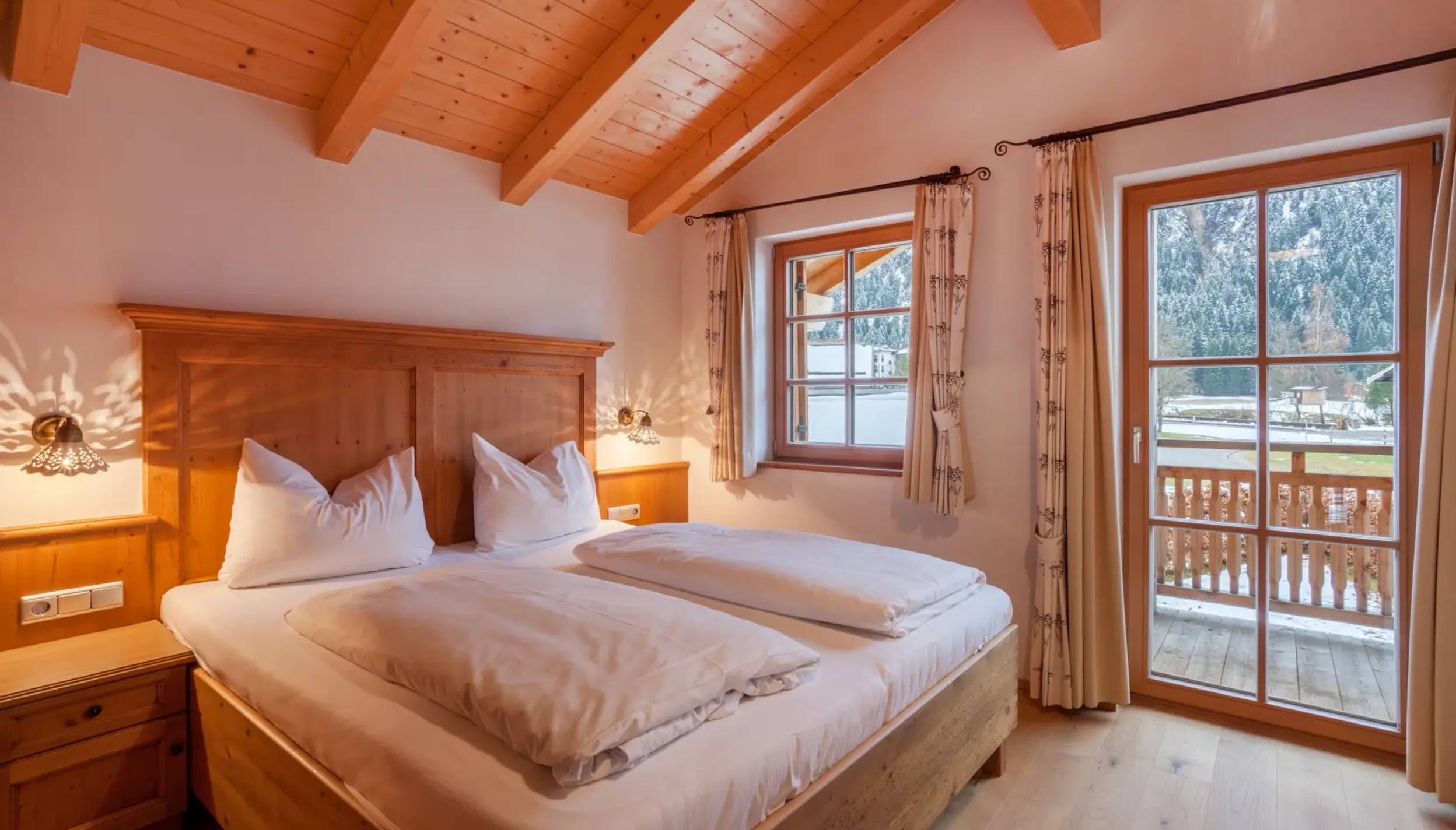 Schlafzimmer im Hotel Tyrol am Haldensee mit Doppelbett