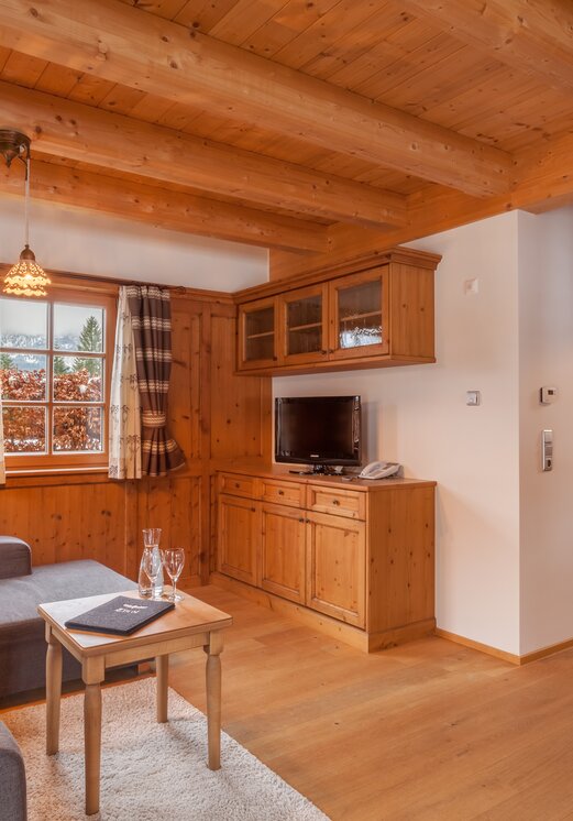 Hotel Tyrol am Haldensee, Zimmer mit Holzdecke und Sitzecke