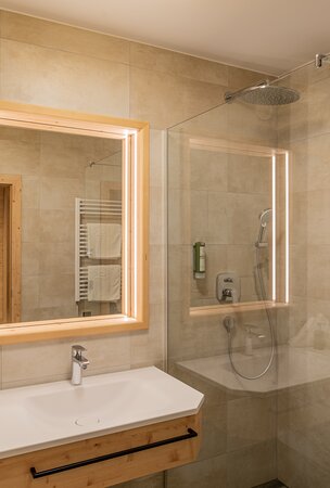 Hotel Tyrol am Haldensee: Badezimmer mit Dusche und Spiegel