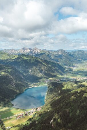 Haldensee im Tannheimer Tal, umgeben von Bergen und Wolken