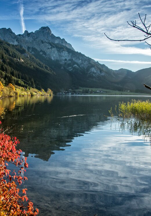 Haldensee mit Bergen und Hotel Tyrol im Sommer