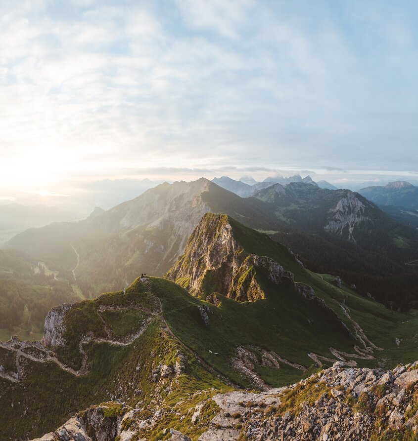 Hotel Tyrol am Haldensee vor Bergkulisse im Sommer