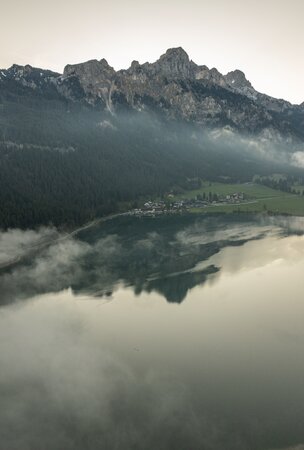 Drohnenaufnahme: Haldensee, Berge, Hotel Tyrol im Hintergrund