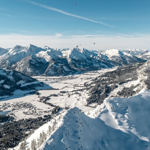 Winterliche Berglandschaft mit Ballonfestival am Haldensee in Tirol