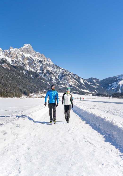 Winterwanderer vor Bergkulisse am Haldensee